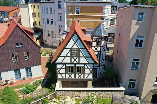 Blick aus der Luft auf die Rückseite des Gästehauses