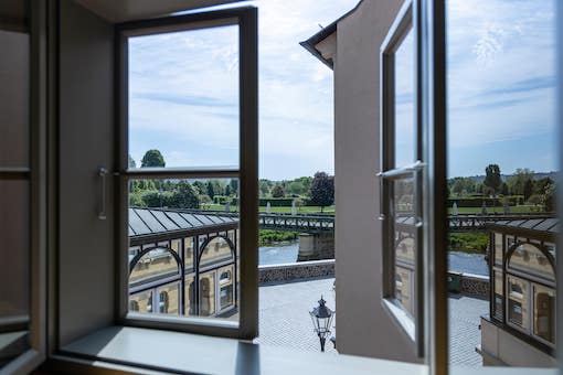 Blick aus dem Fenster im Obergeschoss, der den Park zeigt